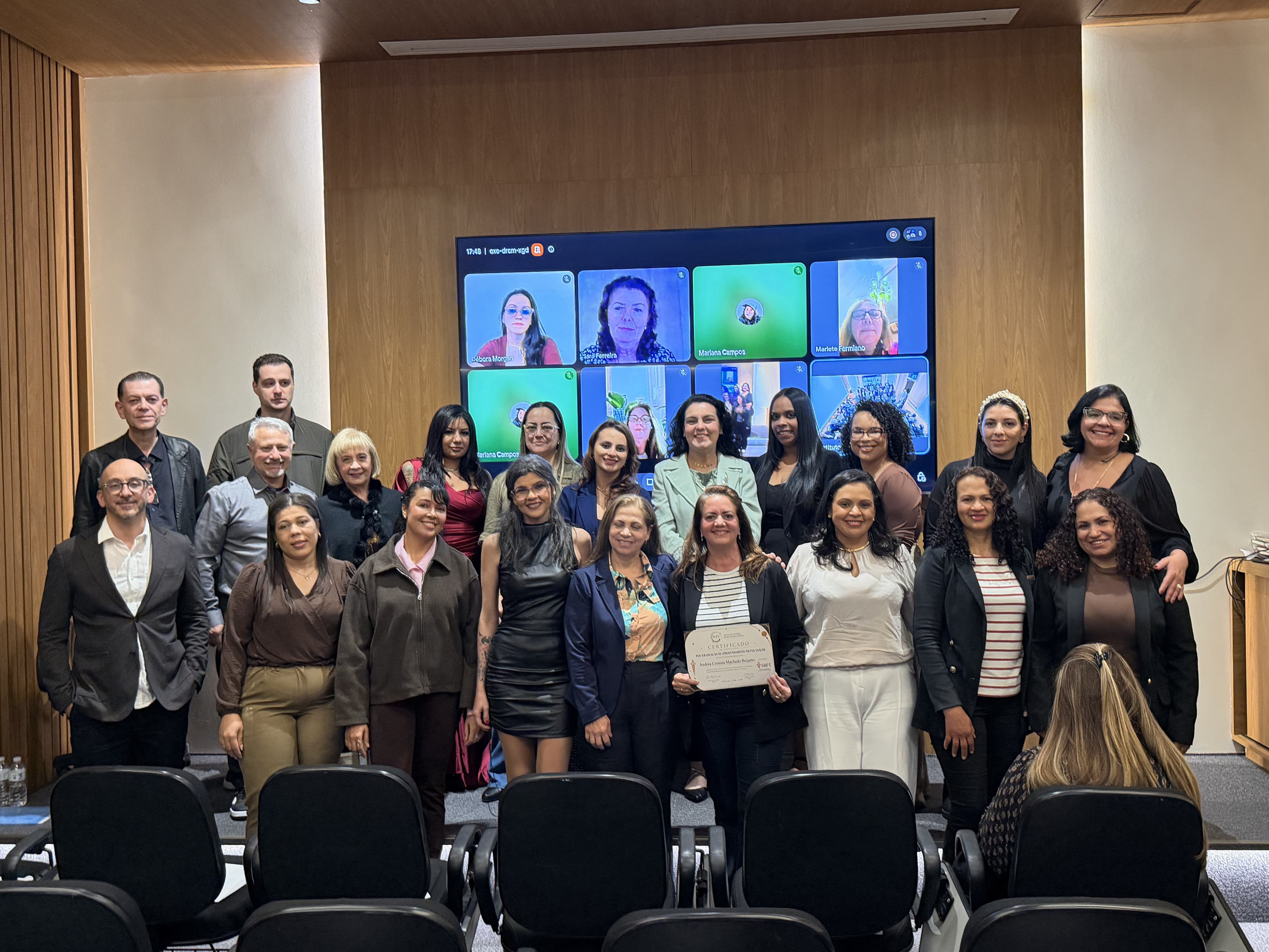 Estudantes em ambiente institucional